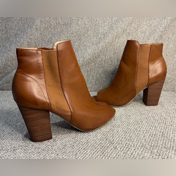 Chinese Laundry Brown Ankle Booties with Chunky Heel - Picture 1 of 16